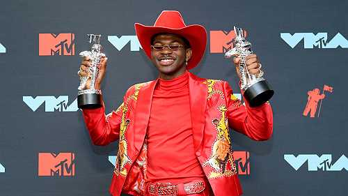 Cuteness Alert: Lil Nas X surprises a little fan receiving sickle cell treatment - theGrio