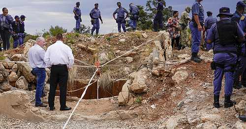 What to know about a standoff between police and illegal miners at a South Africa mine | Africanews