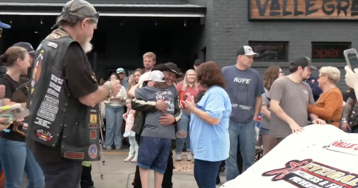 Hundreds of car collectors come together to support bullied Alabama boy