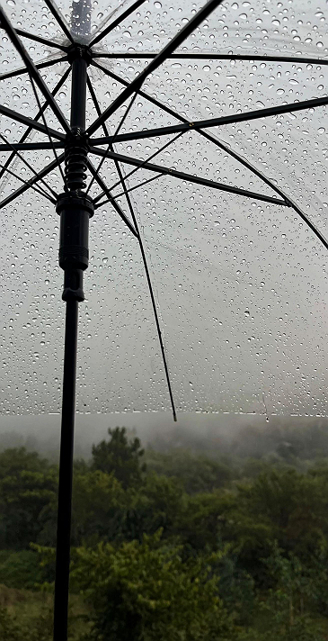 أثناء ركوب الدراجات بين المطر