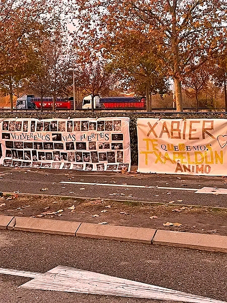 🚨 Real Madrid fans have put posters outside RM City showing support to Xabi Alonso:Xabier,...